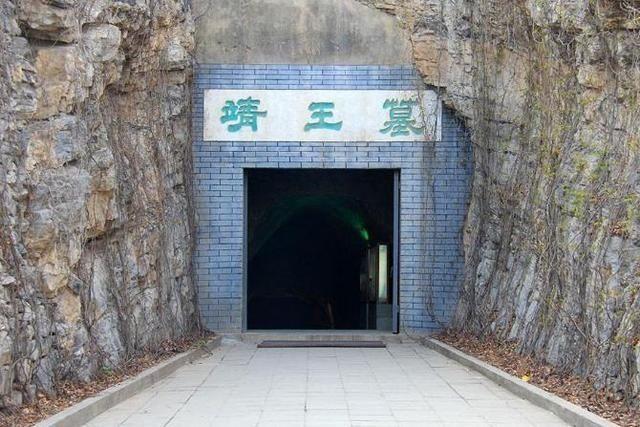 盗墓的本事,来盗掘古墓,收集文物,这座郢靖王墓就是被盗取的墓室之一