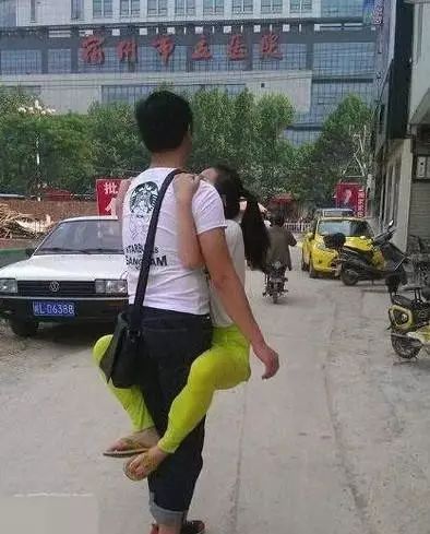 女友说不想走路,于是就挂在了我身上