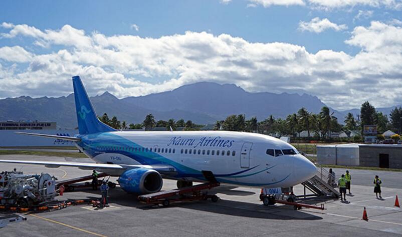 瑙鲁还修建了飞机场,只有不到2万人口的国家却拥有了3架737客机.