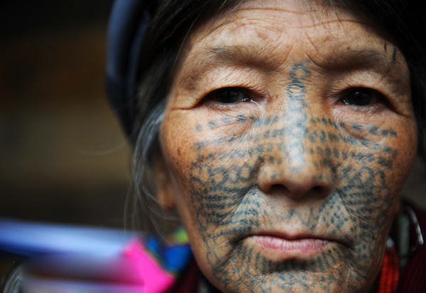面部纹身的少数民族图片