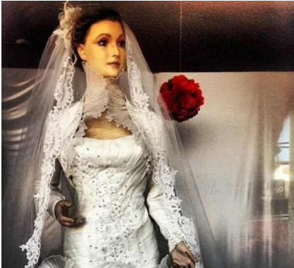 店主用女儿尸体做婚纱模特70年,真相惊呆众人