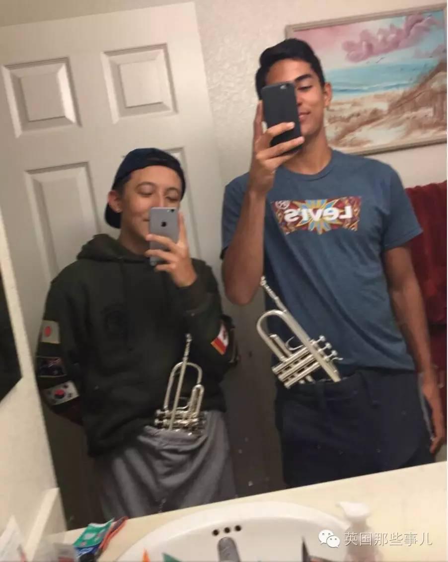 男人自拍那里比大小,竟被搞成"花式塞裤裆大赛"