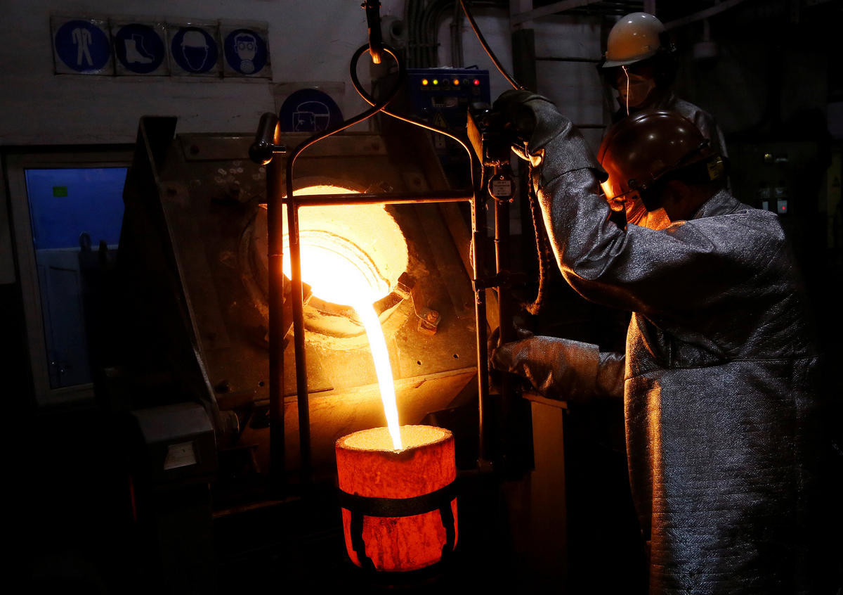 黄金的熔点在一千度,所以冶炼区域的温度极高,工人必须穿备专业的防护