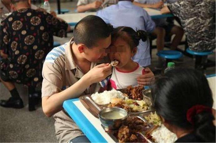 监狱里的犯人,平时伙食怎么样?