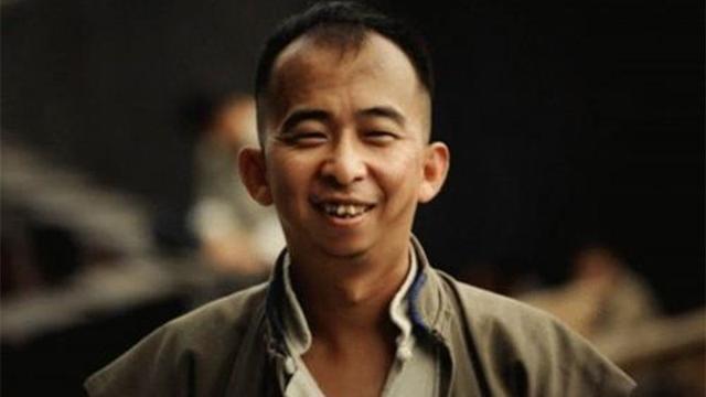 因长的太丑被导演嫌弃,做了20年的丑角,如今娶嫩妻