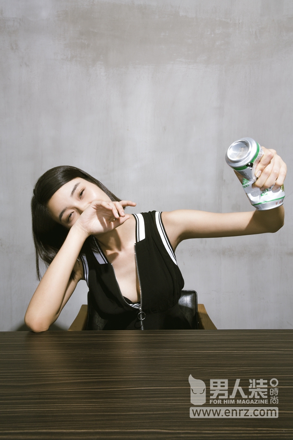 step3 :将易拉罐直立回来,酒便会涌入你的口腔.