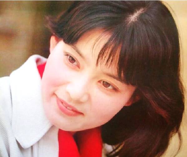 同是奶奶辈演员:潘虹选择优雅老去,而她还留在圈中祸害小鲜肉?