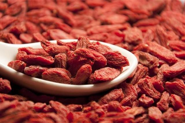 枸杞这样泡,每天喝一杯,视力更好了,皮肤白了冬天不怕冷