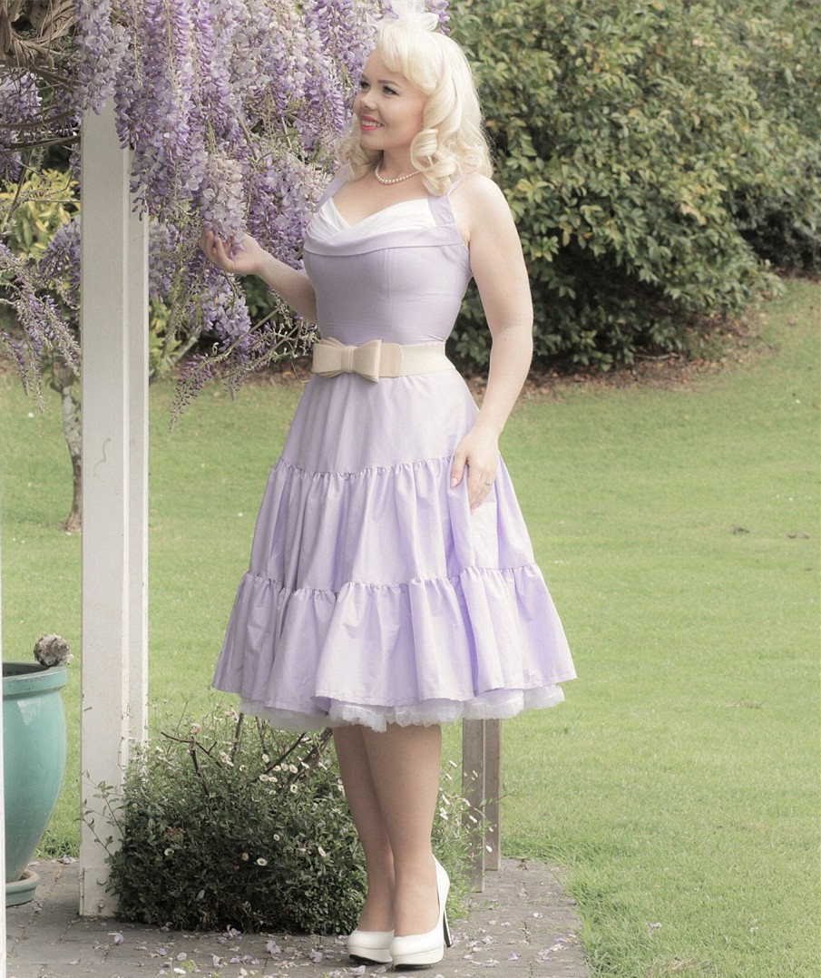 穿着裙子开挖掘机小公举,糙汉的工种也有如此美女愿意从事