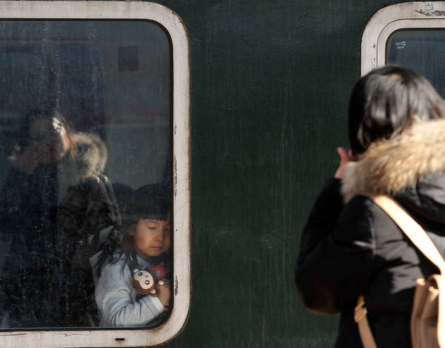 2016年2月2日,山西太原火车站,32岁的张瑜把5岁的女儿范婧琪送上开往