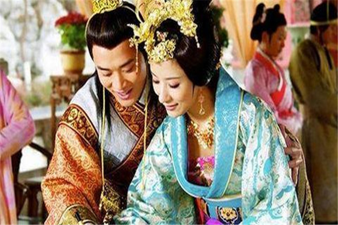 在中国古代,把自己妃子宠上天的皇帝不在少数,周幽王为博褒姒一笑