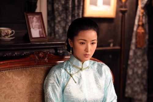 于是杨氏几天后便找了个由头,命令下人把袁静雪关到柴房之中打了一顿.