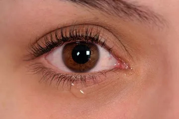 哭之有度:最好控制在15分钟内,并尽量轻声啜泣,嚎啕大哭易伤心肝.