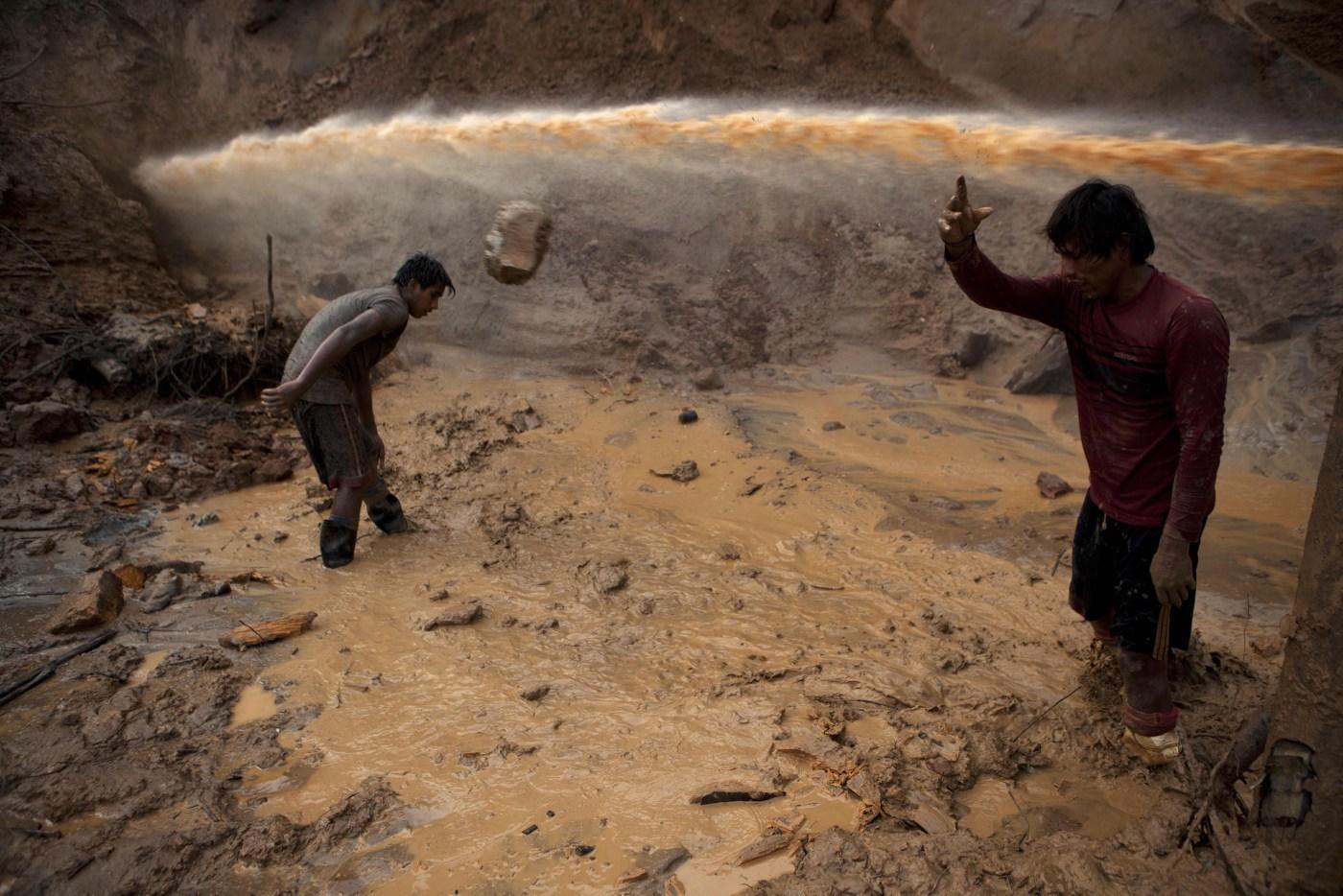 秘鲁掘金人在汞和污水里挣扎,大多数人有命淘金却没命花