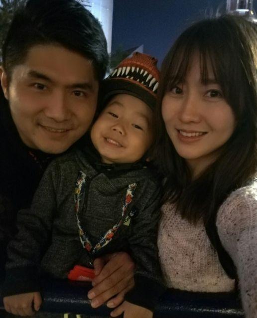 潘阳4岁儿子变样了,个头猛蹿还有了双眼皮