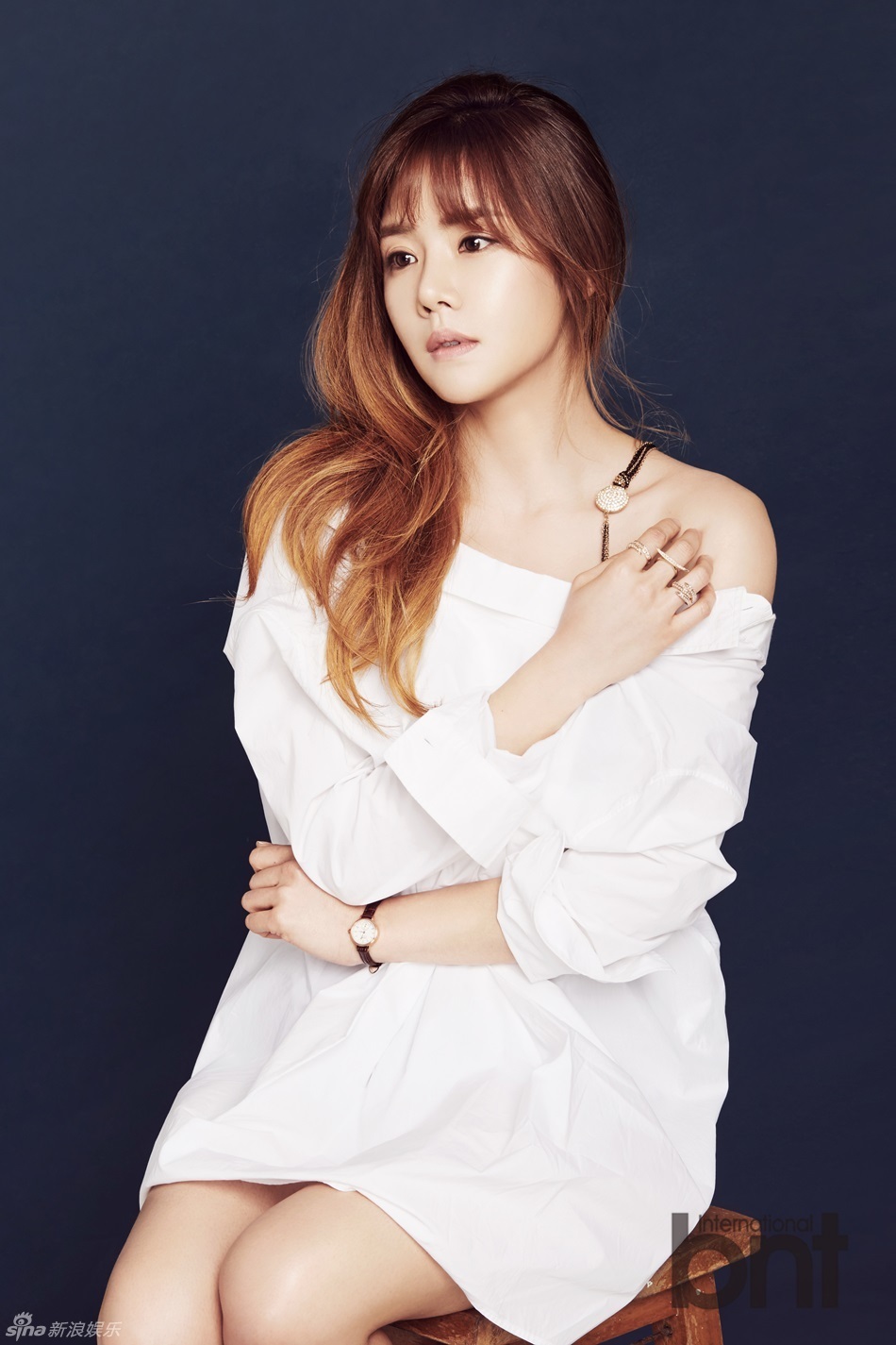 韩国性感女神李妍杜时尚写真,小露香肩尽显诱人魅力