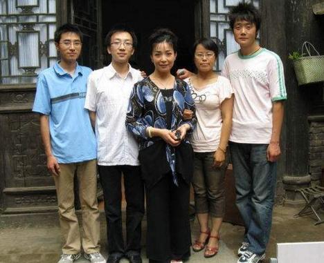 她的丈夫郝杰是在22岁那年遇见的,郝杰是戴春荣学习秦腔时候的老师