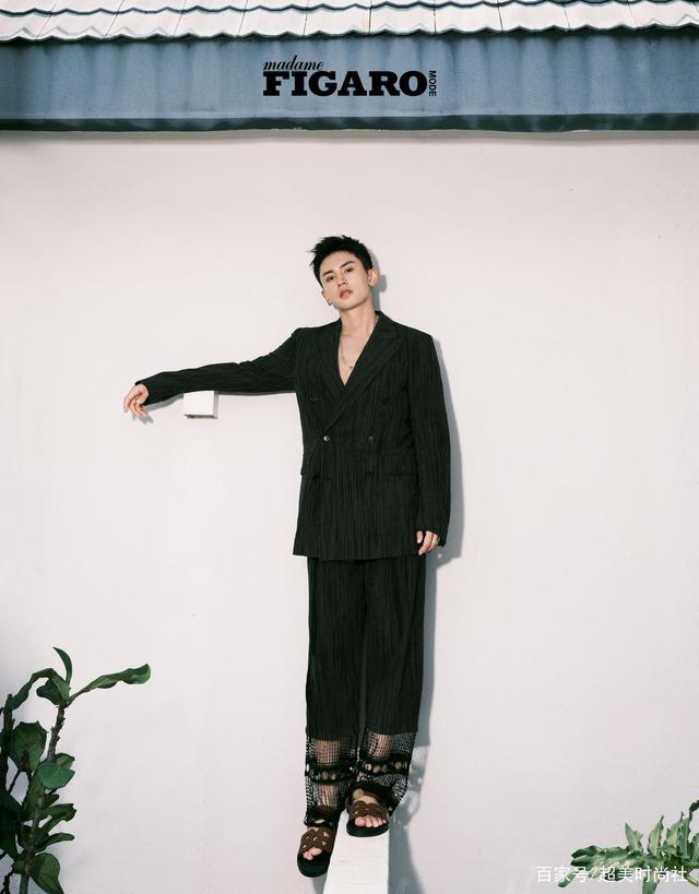 张哲瀚杂志大片引争议!穿西装配蕾丝长裤,脚上还被粉丝p指甲油