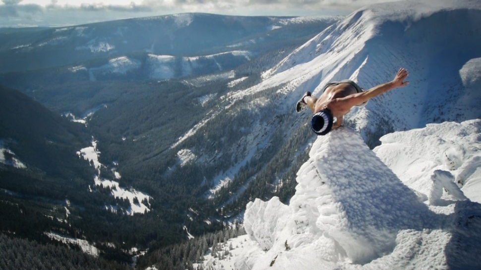 他就是荷兰人wim hof,外号"冰人" ,今年58岁,是5个孩子的父亲.