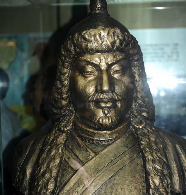 阔端知道秦巩的汪世显以后,他并没有像南宋赵彦呐那样犹豫彷徨,而是