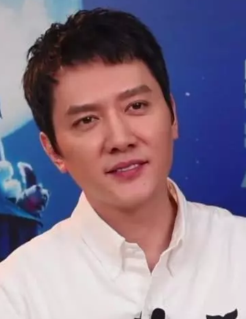 近段时间以来,冯绍峰行程不断,前不久还在某采访中露脸,想来即便是有