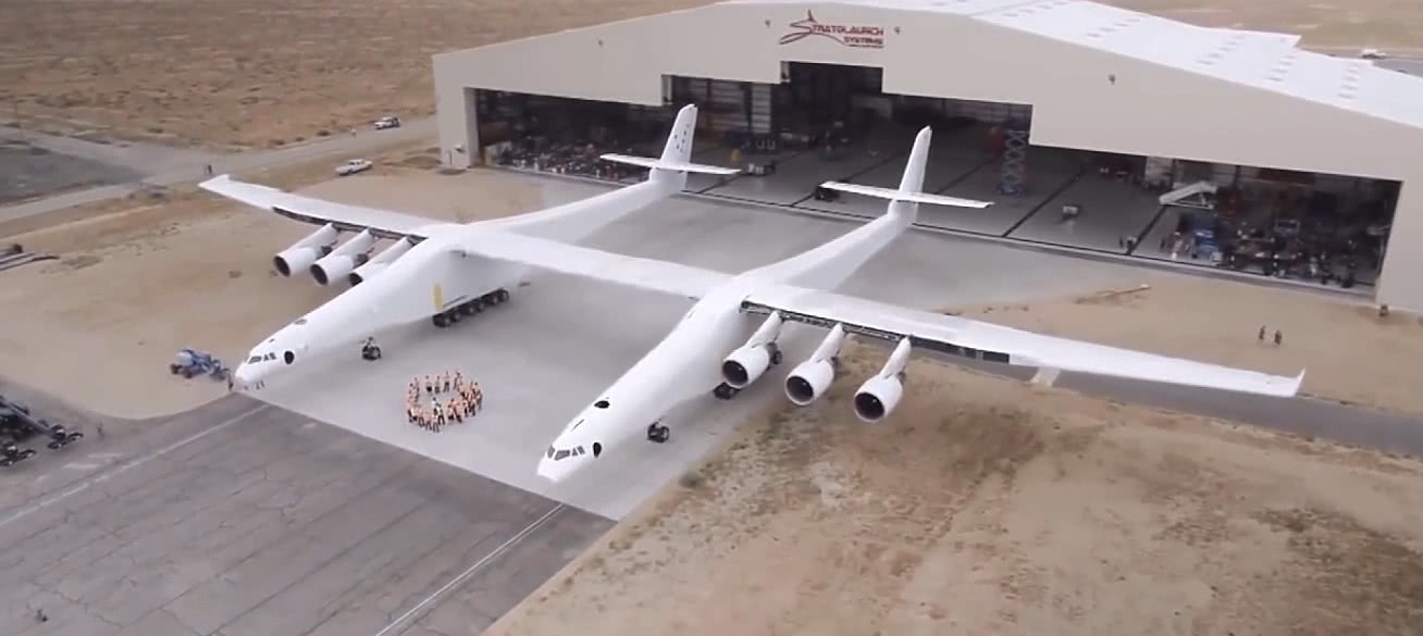 机翼长117米 配6个发动机 世界最大飞机亮相 射火箭专用