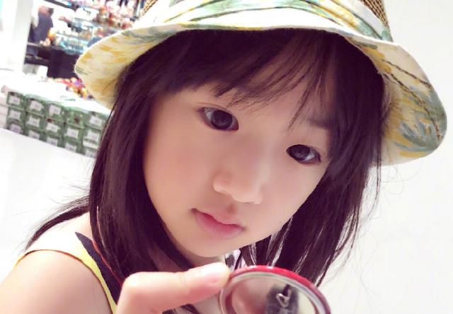 吴尊女儿越长越漂亮了,水汪汪大眼楚楚动人,继承了爸爸长腿基因