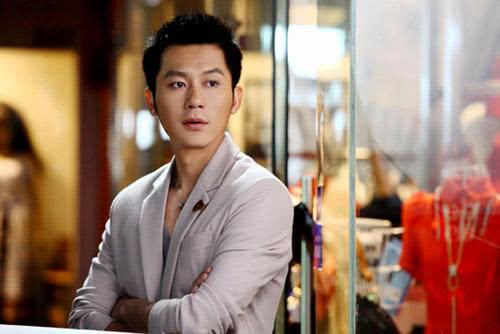 细心的网友还发现,李晨手上无名指上的婚戒已经被他偷偷摘掉了.