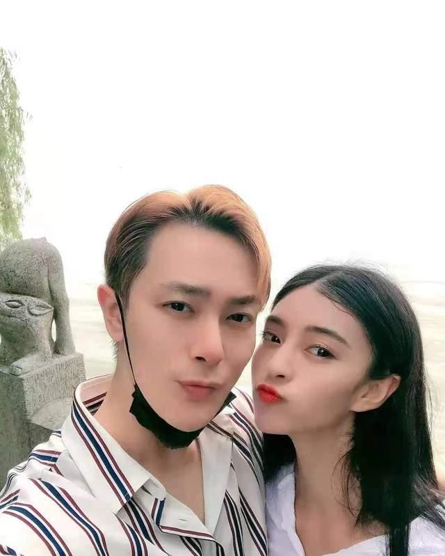 据悉,爆料当事人自称是万思维的女友,并晒出万思维喊她老婆的聊天记录