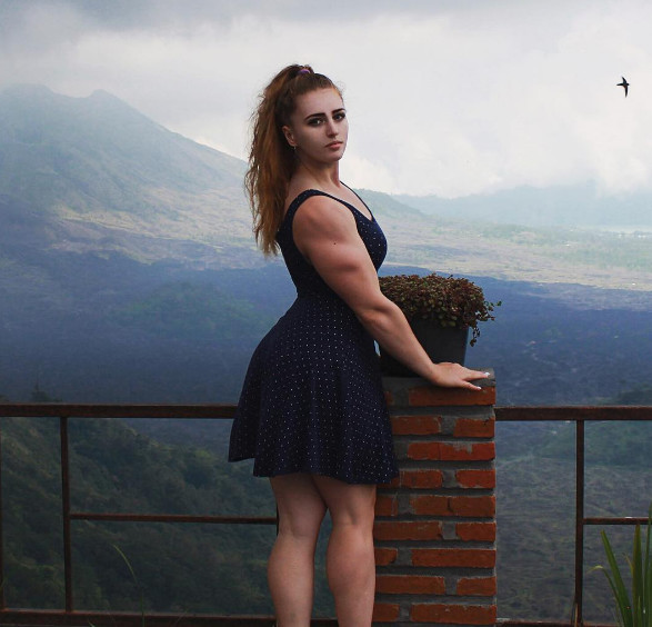 俄罗斯肌肉少女,胳膊比小腿粗,胸肌比男人大