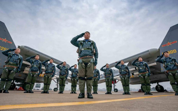 中國空軍旅長練實戰有多拼?俄軍秀實戰動作,瞄一眼學到手