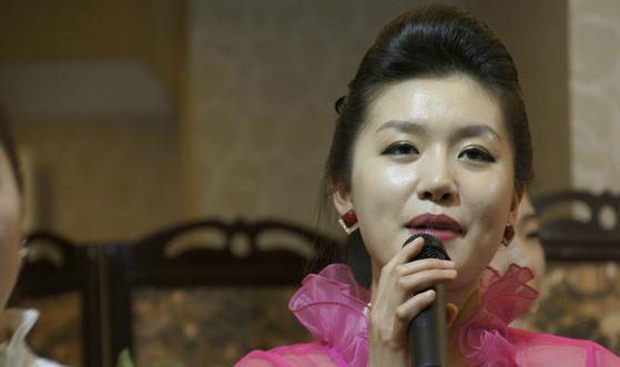 朝鲜美女唱歌图片