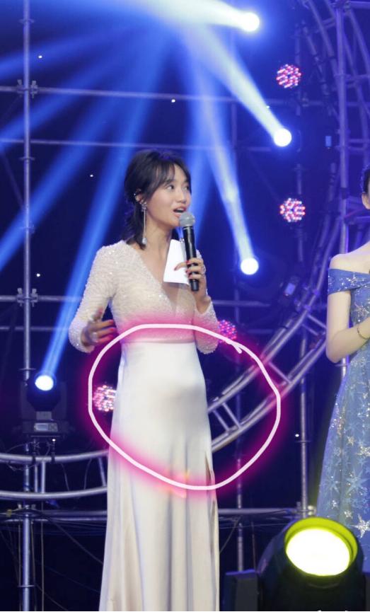 坑惨了!某网红晒照,朱丹的大肚腩一览无遗