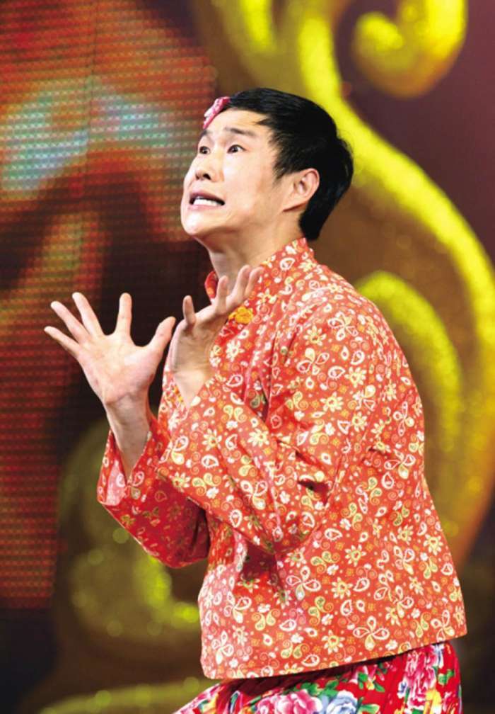 后进入武术学校学武,但因交不起学费而选择辍学回家和母亲唱二人转