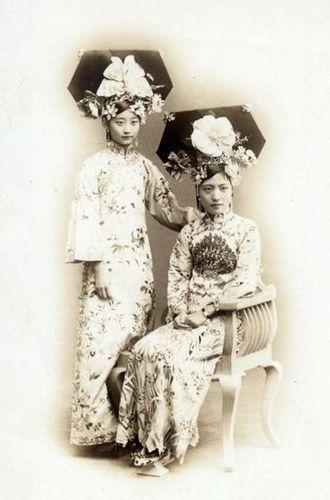 王敏彤(左),内务府满军镶黄旗人,完颜立贤之女,毓朗贝勒外孙女