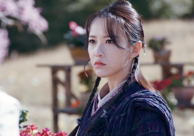 其实仔细看的话,黄一琳更像是吴辰君和伊能静的混合,尤其是下半脸很像