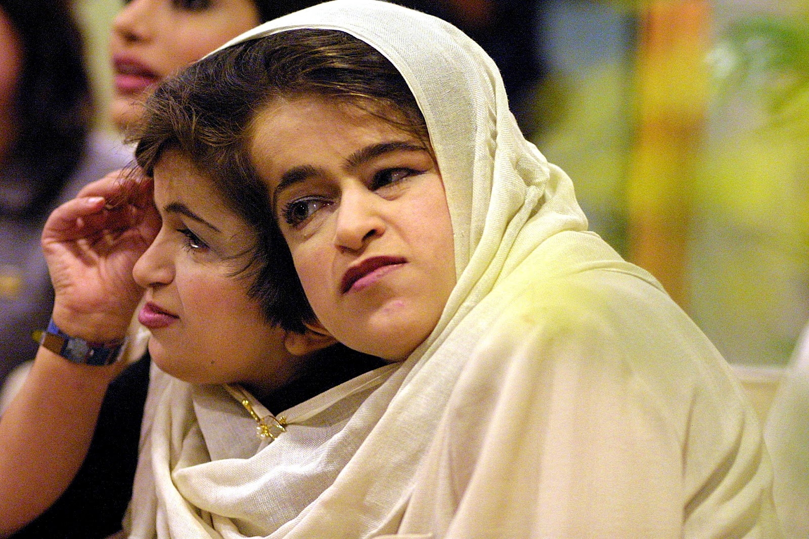 直击连体人群的日常,同体姐妹嫁一个丈夫,还生下孩子