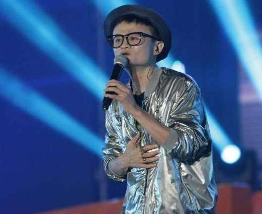 马云现身酒吧嗨玩遭围观,满脸通红开怀笑,壮汉保镖簇拥派头十足